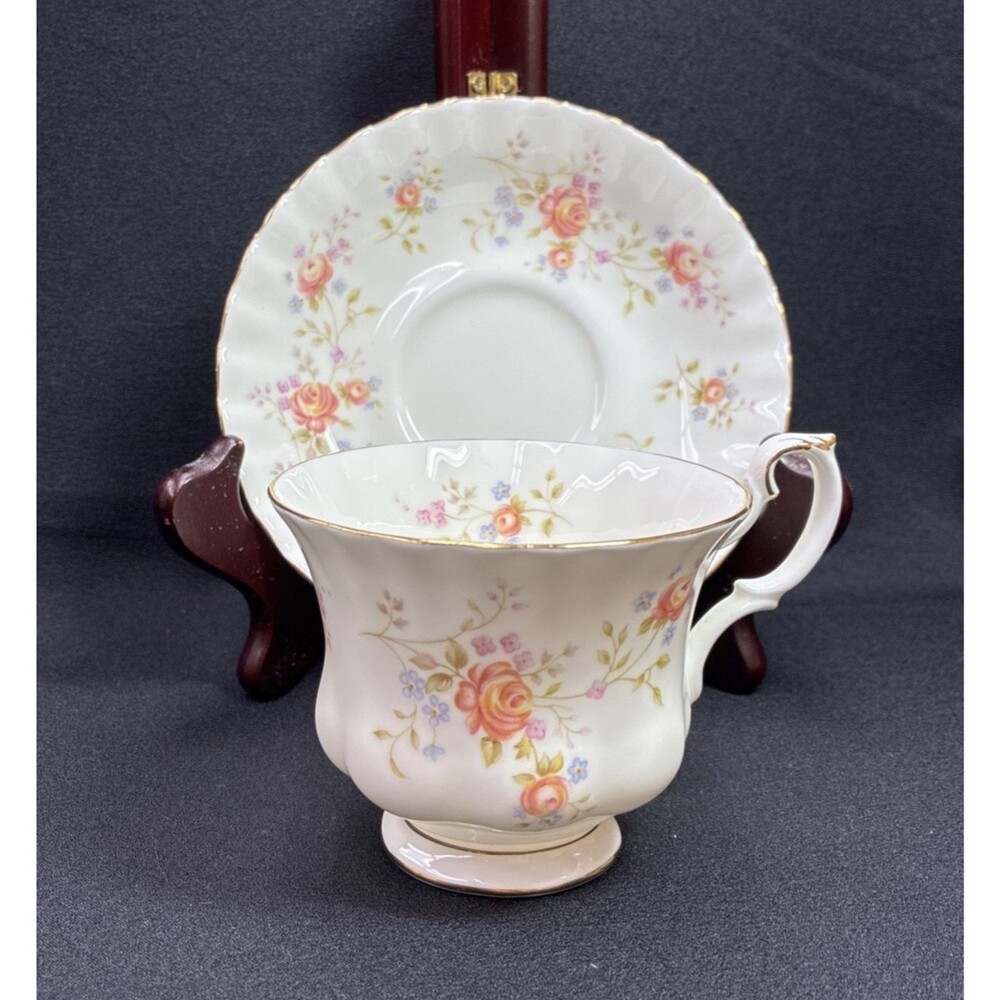 Royal Albert Peach Rose Montrose Tea Cup & Saucer 1982 England Bone China Footed